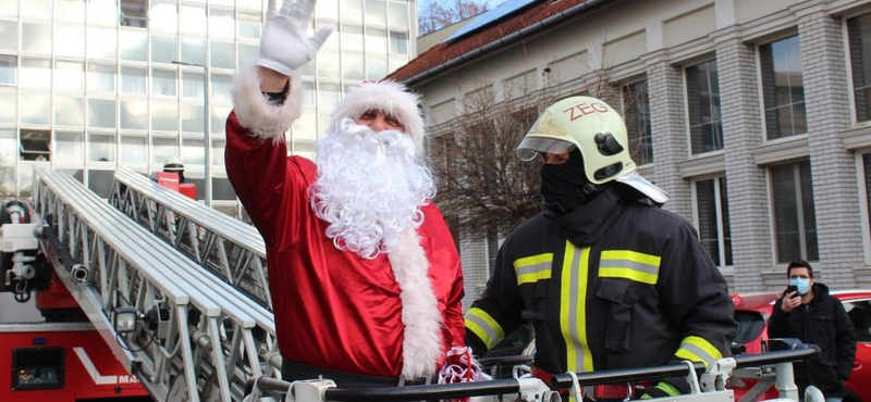 Tűzoltómikulások lepték meg a kórházakban a beteg gyerekeket