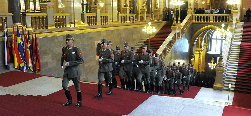 Ünnepélyes őrségváltás a Parlamentben