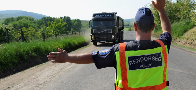 Öntudatos állampolgár, vagy a rendőrt munkájában akadályozó mitugrász?