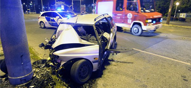 Fotók: alig maradt valami a Nagyvárad téren oszlopnak vágódott autóból