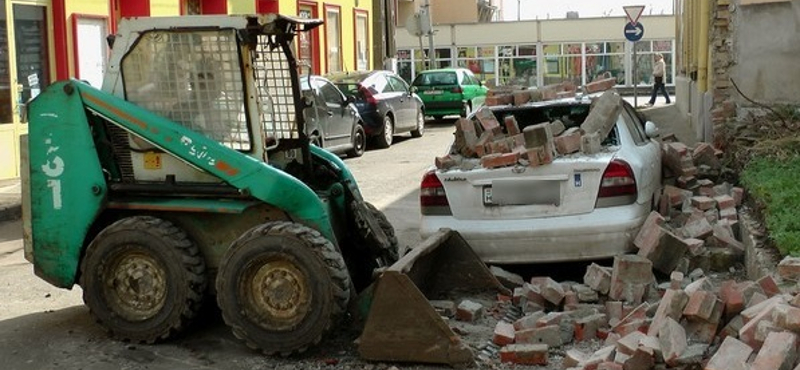 Parkoló autóra omlott egy fal Hatvanban - fotó