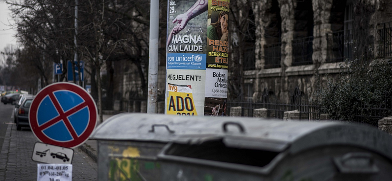 Meg sem szabad állni Simicska hirdetőoszlopainál