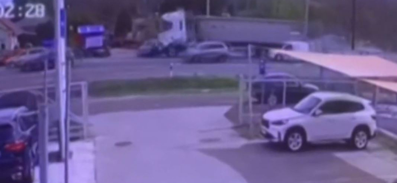 Nyerges vontató tarolt le egy autót Debrecenben és hosszasan tolta maga előtt – videó