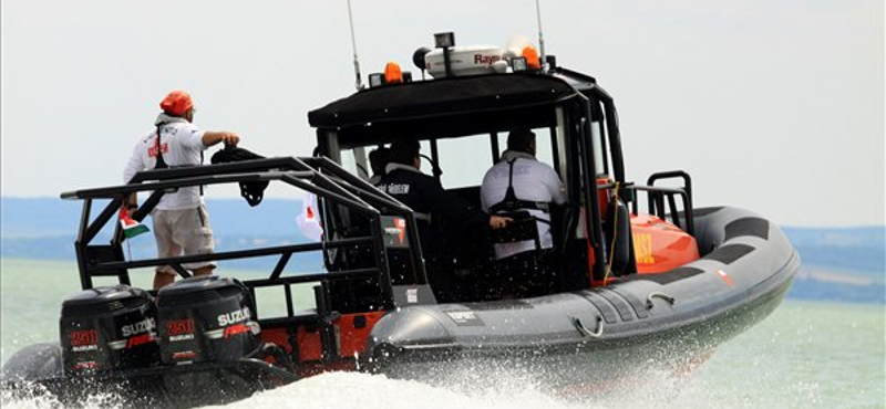 Sürgősségi mentőhajó a Balatonon - fotó