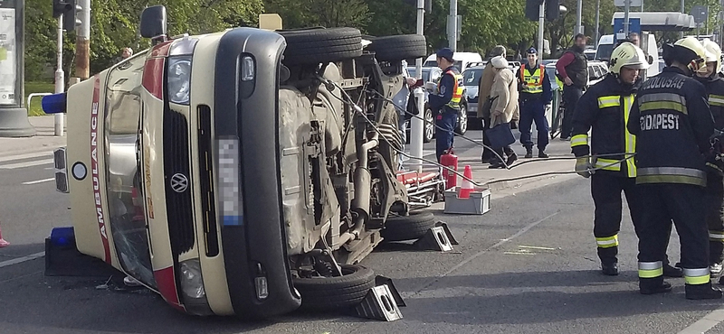 Megjöttek a fotók az oldalára fordult budai mentőről