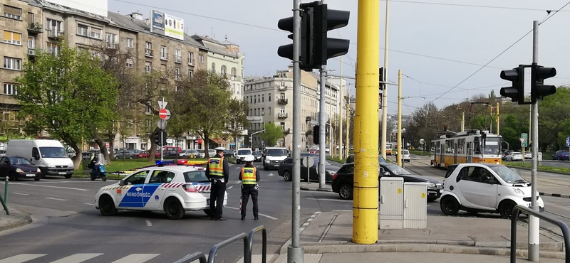 Négy autó ütközött össze a BAH-csomópontnál