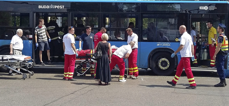 Fotó: Csúnyán összetört a Thököly úton karambolozó BKK-busz eleje