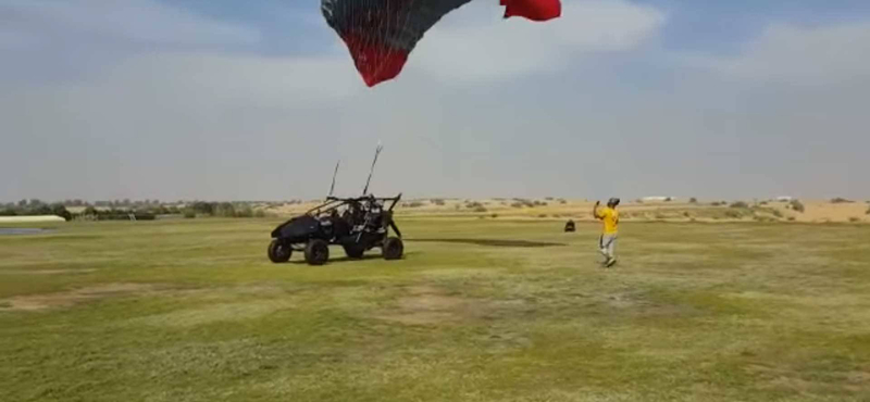 Felszállás közben házfalnak hajtott egy repülő autó – videó