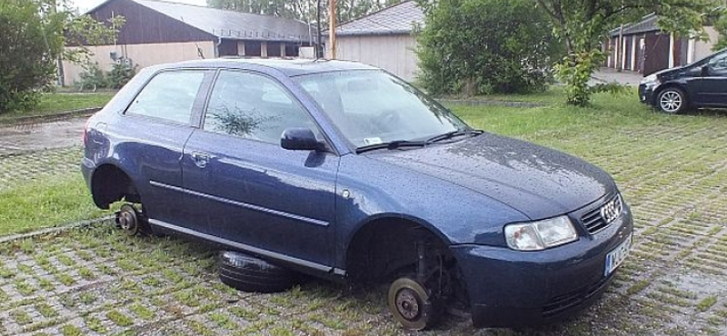 Téglára a kocsit, le a kerekeket – kattant a bilincs a soproni tolvajokon