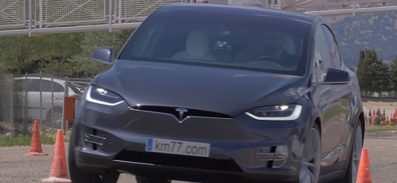 Jávorszarvasteszt: a Tesla röhögve teljesíti, a Toyota majdnem felborul