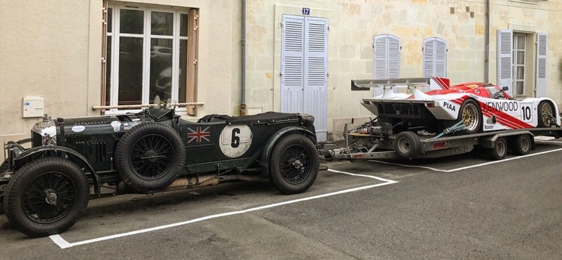 Ehhez is angolnak kell lenni: egy 90 éves Bentley vontat egy Porschét