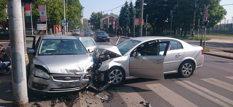 Fotó: Kisgyerekes autó csattant a Szépvölgyi útnál