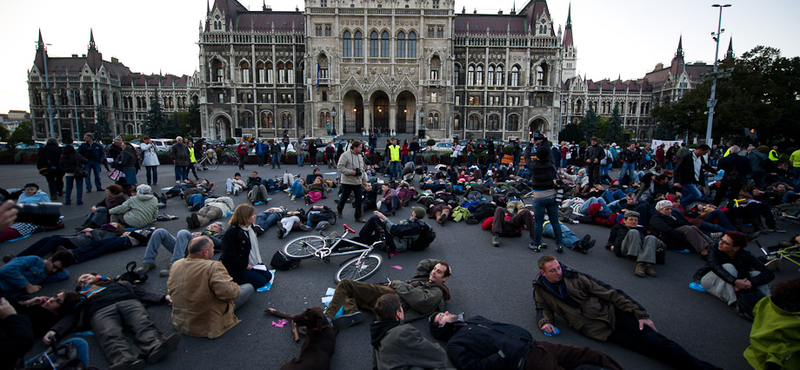 Fotógaléria: fekvő demonstráció a Parlament előtt