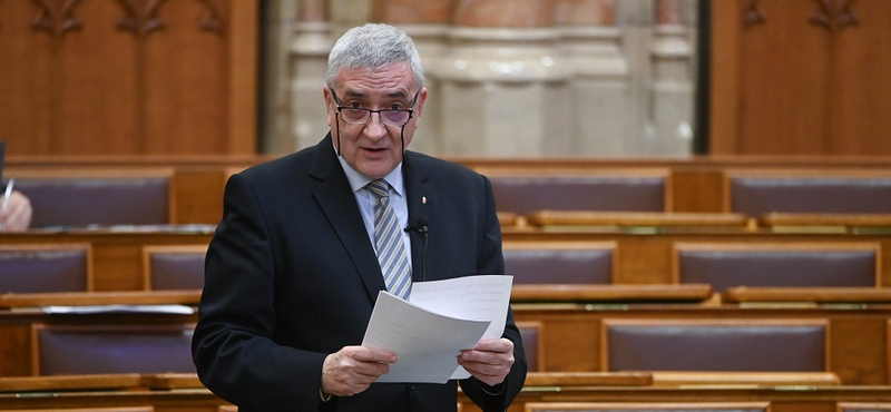 Óriáslakás, terroristakvóta, hazugozás és kétszer elmondott beszéd – néhány szalagcím Halász Jánosról, aki benyújtotta az átláthatósági törvény javaslatát