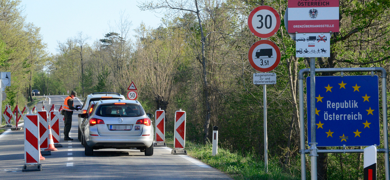 37-en zsúfolódtak össze az osztrák határon feltartóztatott, magyar rendszámú furgonban