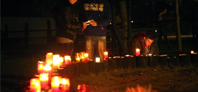 Még égnek a gyertyák a meggyilkolt 11 éves fiú emlékére