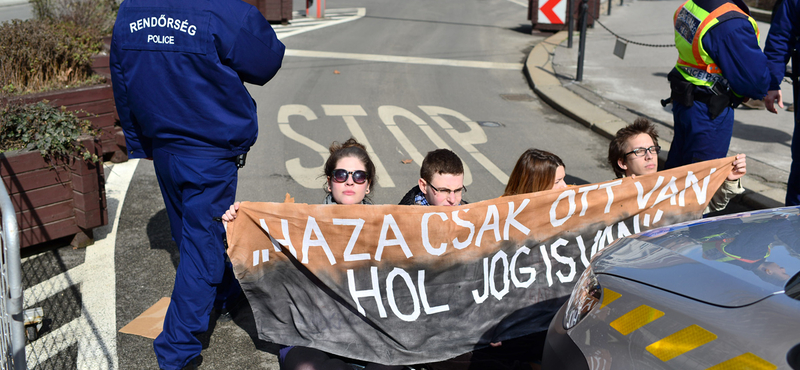 Fotó: Elvitték a rendőrök a Parlamentnél tiltakozó középiskolásokat