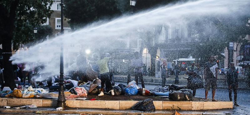 Vízágyúkkal kergették ki a migránsokat egy központi parkból Rómában (videók)