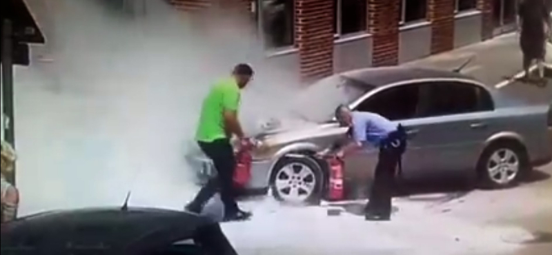 Videón, ahogy poroltózzák a Józsefvárosban kigyulladt kocsit