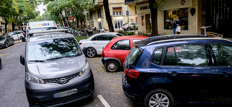 Világgazdaság: Ötmillió beoltott után lesz vége az ingyenes parkolásnak