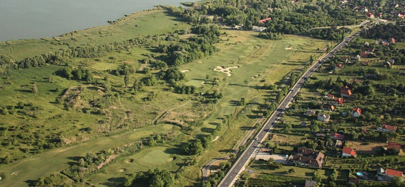 Lakóparknak alkalmas területként hirdetik a vevőknek a vízparti golfpályát Balatongyörökön