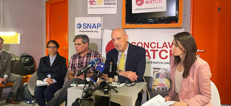 Miközben a bíborosok a konklávéra készülnek, civilek az egyházon belüli szexuális visszaélésekre hívják fel a figyelmet Rómában