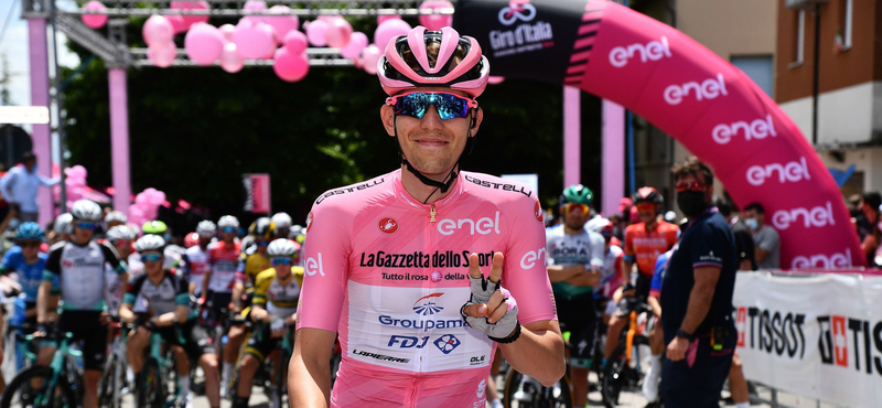 Százak köszöntötték örömtekeréssel a Giro d'Italia magyar sztárjait a Városligetben