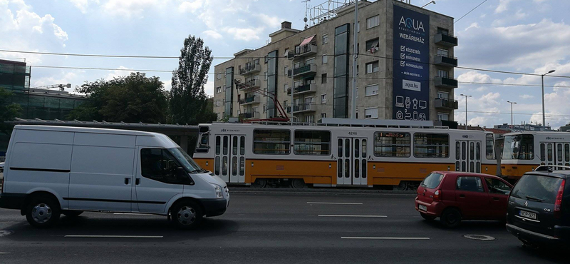 Egy troli leszakította a felsővezetéket az Árpád hídnál, teljes a káosz