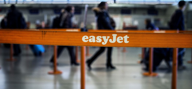 Gyanús beszélgetésük miatt szedtek le három embert egy Easyjet-járatról