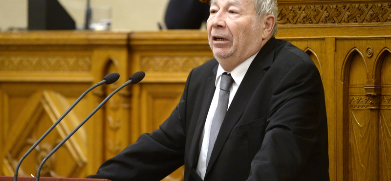 Az Országgyűlés előtt a törvény, ami egy gumiszabállyal ezermilliárd forintos terhet vesz le a kormányról