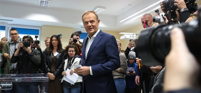 Az exit poll szerint kormányra juthat a lengyel ellenzék, bár mindkét nagy párt ünnepel