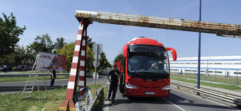 Nem bírt a magasságkorlátozóval egy busz a Ferihegyi úton – fotó