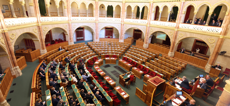 Hiába mentek el a NATO-országok nagykövetei, a fideszesek nem voltak ott, így nem tudott szavazni a parlament a svéd tagságról