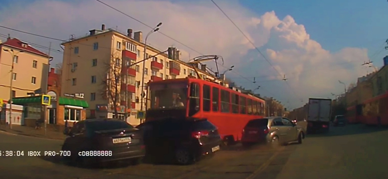 3 autót tört össze a száguldó villamos – videó