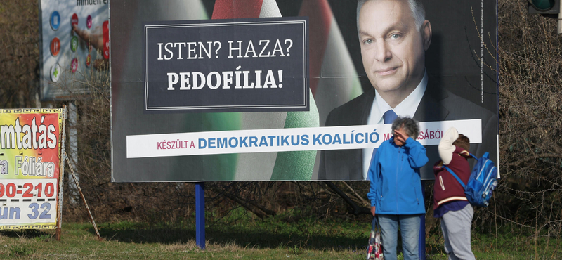 Azahriah is kiakadt a DK plakátkampányára: "Pedofilok! Bibibí! Pedofidesz! Eddig terjed az intelligenciája a DK-nak"