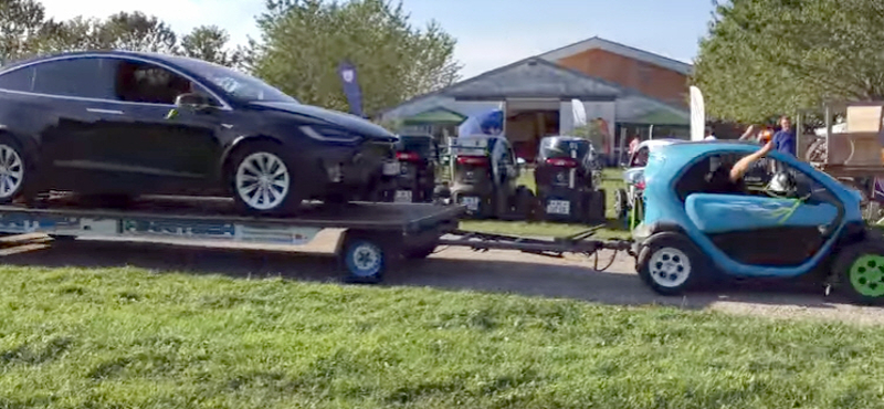 Elvileg 180 kilót bír a Renault Twizy, de ha kell, elvontat egy 2500 kilós Teslát – videó