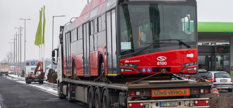 Megérkezett az első piros Skoda troli Budapestre