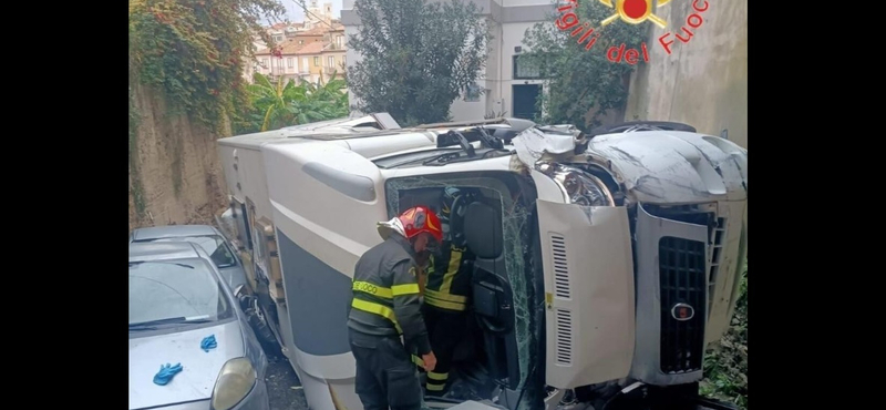 Lakóbusszal zuhant a mélybe egy magyar férfi Olaszországban