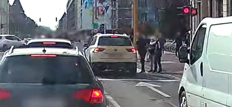 Szinte félrelökdöste a gyalogosokat egy autós Győrben, úgy ment át a tiloson – videó