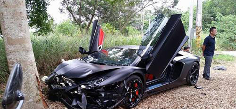 Fának csaptak egy Lamborghini Aventadort – fotó