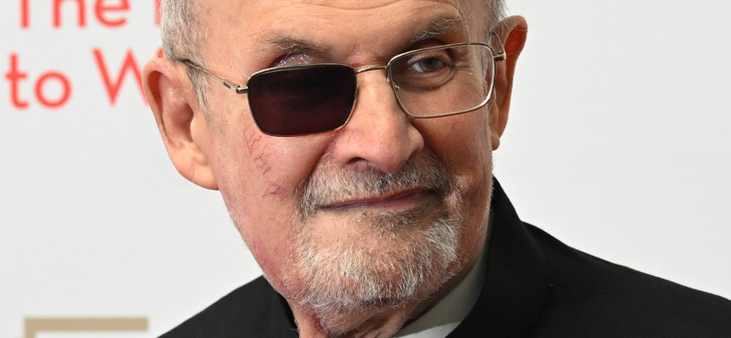 Magyarul is azonnal megjelenik Salman Rushdie új regénye, amit a merényletről írt