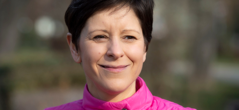Szél Bernadett feljelenti a kormányt az „előre megy, nem hátra” plakátok miatt