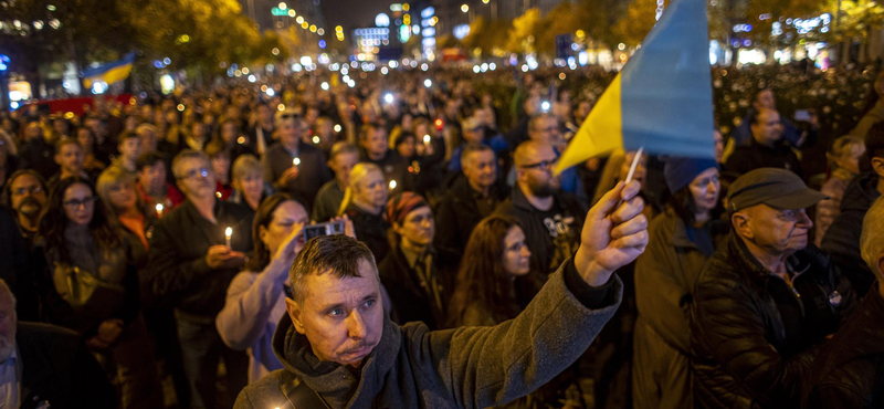 Tízezrek tüntettek Ukrajna mellett Csehországban