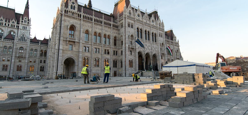 Így néz ki most a feltúrt Kossuth tér - fotók