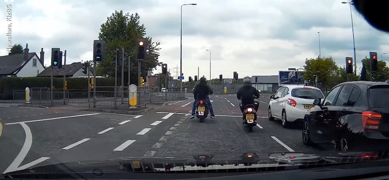 Már azt hitték a motoros bűnözők, hogy sikerült meglépniük, aztán jött a piros lámpa – videó