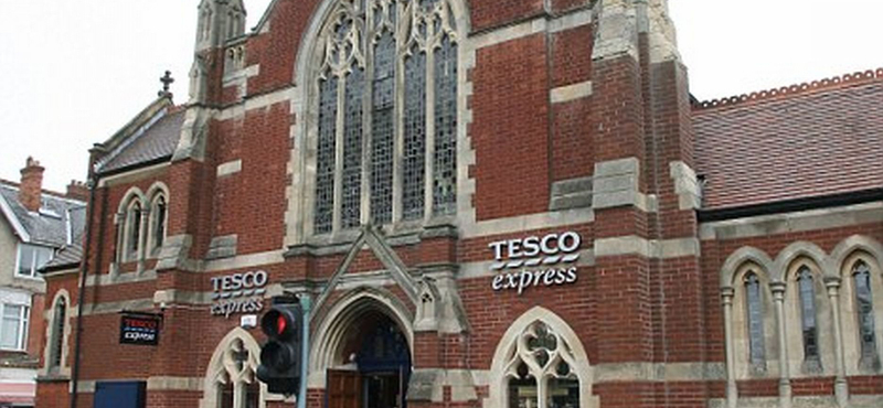 Botrány vagy üzlet: Tesco lett egy nagy templomból 