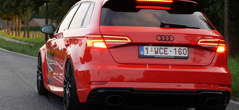 Így száguld egy 675 lóerős Audi RS3 az autópályán – videó