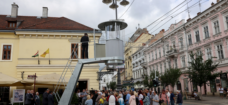 Negyven év után újra áll a miskolci Villanyrendőr