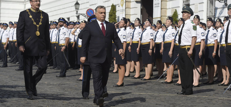 Bekapcsolva maradt Orbánnál a mikrofon, a tetovált tiszt nem tetszett neki