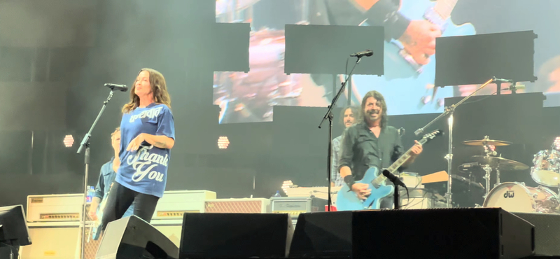 Meglepetésvendéggel tisztelgett a Foo Fighters Sinéad O’Connor emléke előtt – videó